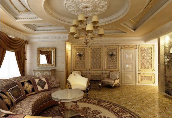 Дизайн потолка в классической гостиной
