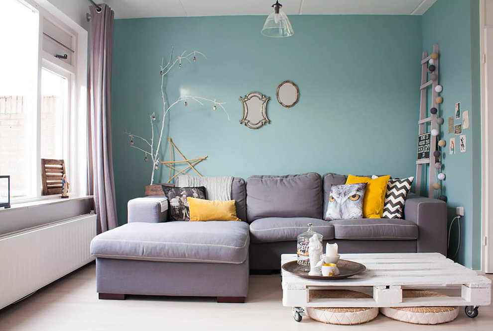 диван мятного цвета в интерьере гостиной