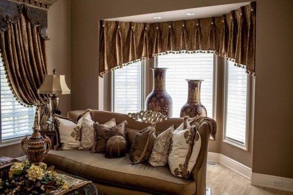 Интерьер гостиной с коричневыми шторами
